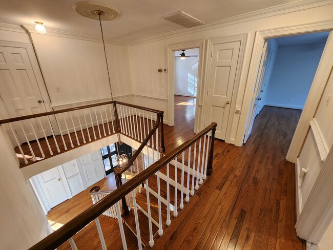 Building Photo - Sprawling Home in Bay Colony