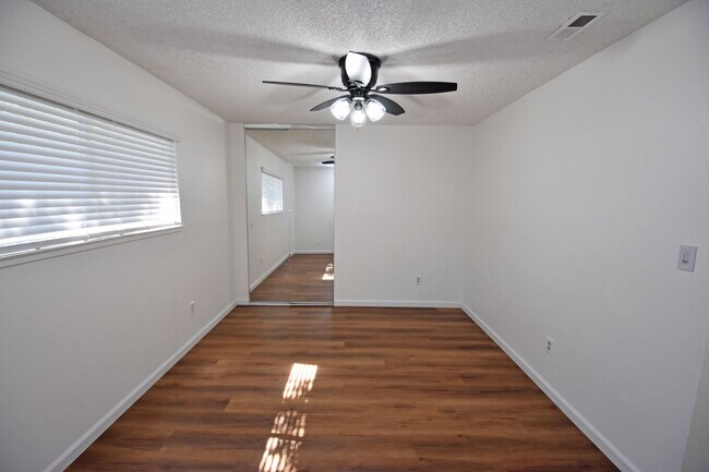 Building Photo - 4003-4003 Westporter Dr