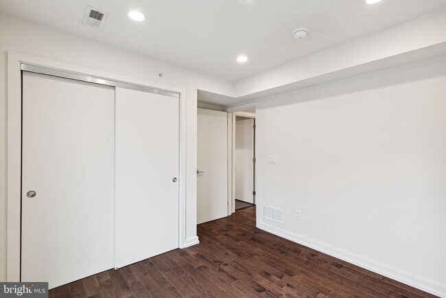 Building Photo - 708 S Sartain St