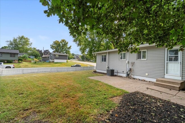 Building Photo - 4 bed/2bath in Bettendorf, IA