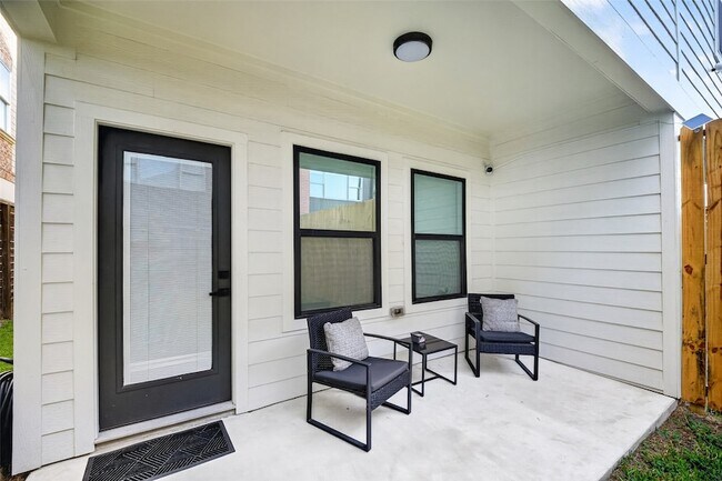 Building Photo - 712 Delano St