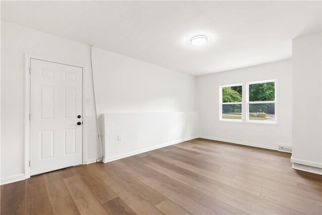 Building Photo - 415 Manor Estates Dr