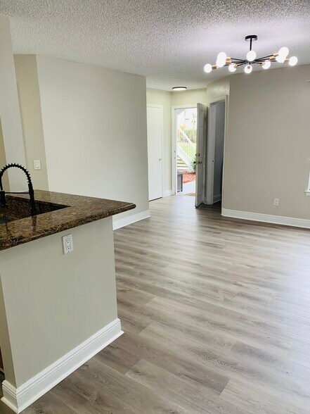 Building Photo - 715 Sugar Bay Way