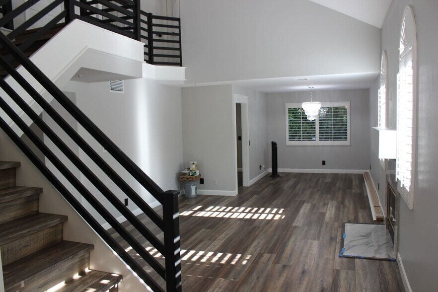 Building Photo - 9165 1/2 Noble Avenue