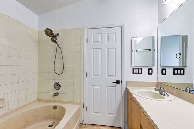 Building Photo - Spacious 4-Bedroom Home in Rivercrest, Riv...