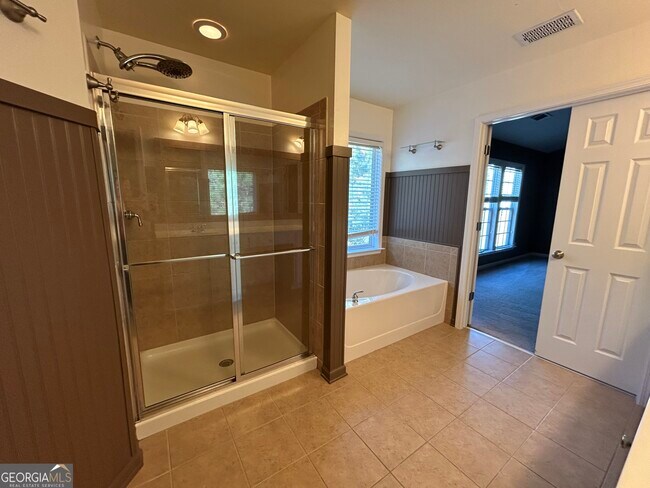 Building Photo - 706 Oracle Dr NE