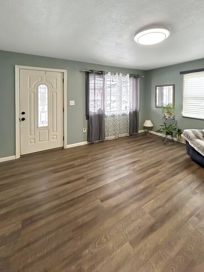 Building Photo - Charming 2-bedroom, 1-bath home in Oakdale, PA!