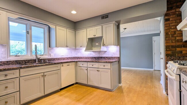 Building Photo - 12 Oneida Ln