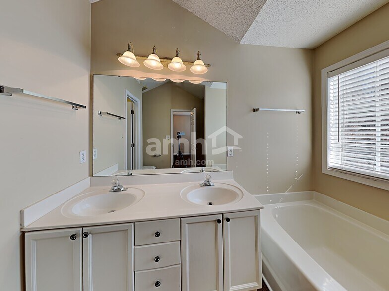 Building Photo - 8111 Kingston Dr