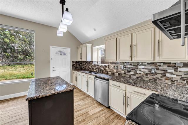 Building Photo - 900 Doral Cir