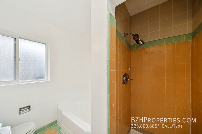 Building Photo - 1306 Havenhurst Dr