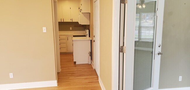 Building Photo - 4 bd, 2 ba, old SW Columbia, corner lot, great shape, fenced, hardwoods, W/D