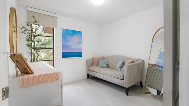 Building Photo - 10011 SW 77th Ct