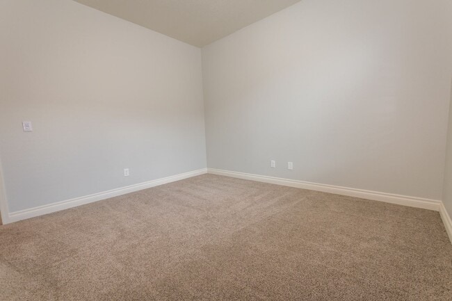 Building Photo - Gorgeous 4 Bedroom 2 Bathroom Home! Centra...
