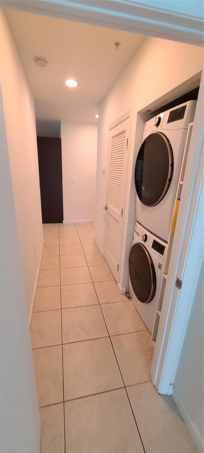 Building Photo - 7928 East Dr