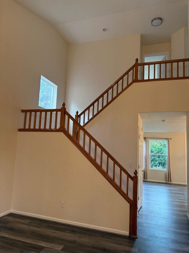 Building Photo - Great 4 bed 3 bath home Wolf Creek Neighbo...