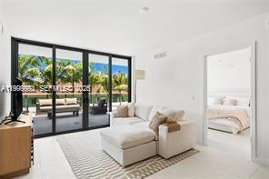 Building Photo - 9901 W Bay Harbor Dr