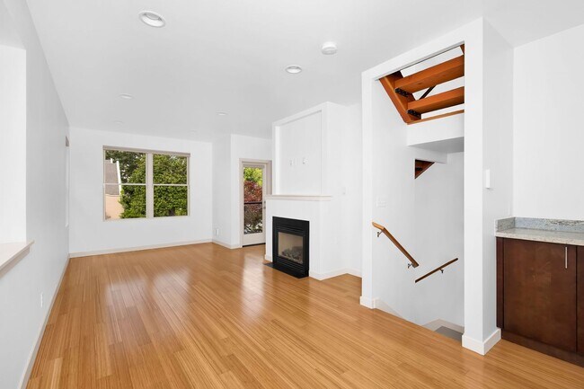 Building Photo - Stunning Townhome in the heart of Columbia...