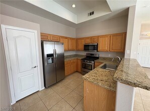 Building Photo - 2305 W Horizon Ridge Pkwy