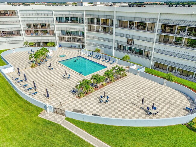 Building Photo - 1300 Jimmy Buffett Mem Hwy