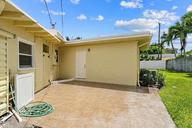 Building Photo - 7531 Edgewater Cir