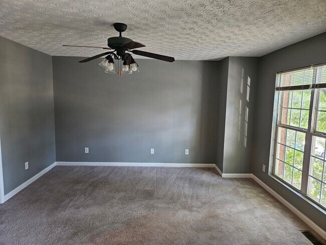 Building Photo - 3Bed 2.5 Town Home
