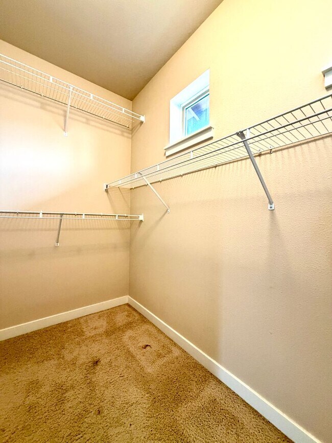 Building Photo - Sophisticated Beaverton Townhome with Mult...