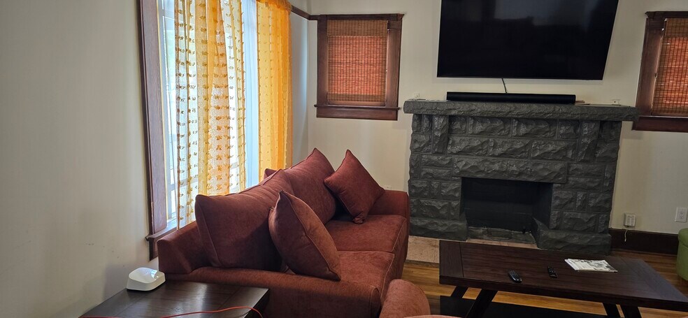 Building Photo - 1610 W 36th Pl