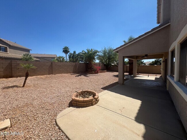 Building Photo - 1359 E Parkview Dr