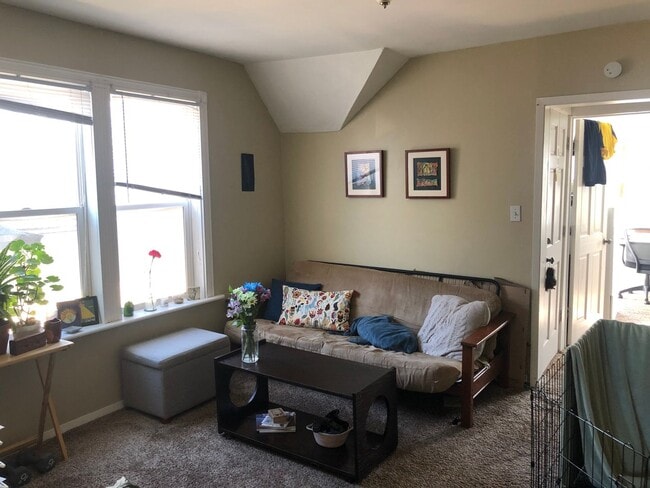 Building Photo - AVAILABLE JUNE - 2 BED 1 BATH