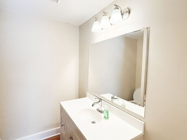 Building Photo - 14 Laurie St