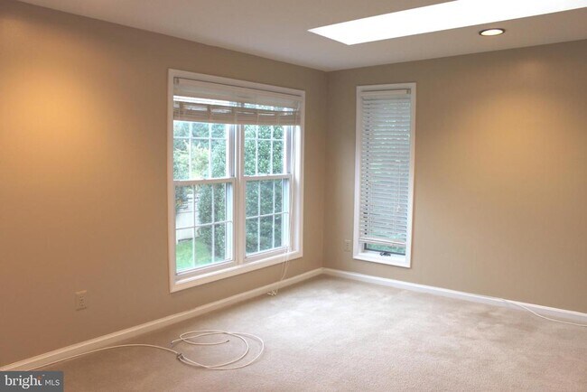 Building Photo - 6210 Cottonwood St