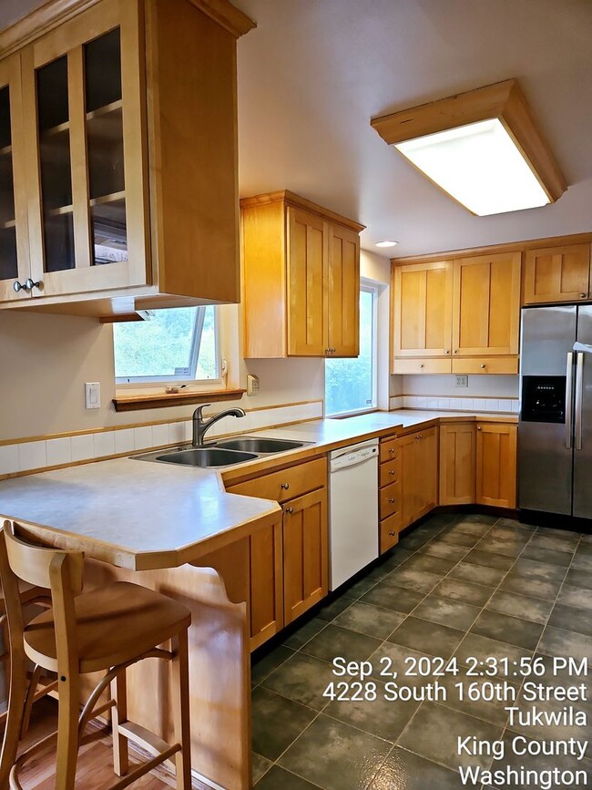 Building Photo - Tukwila/SeaTac daylight rambler - large home for rent - 4 bedrooms 2 bathrooms with 2 kitchens - ...