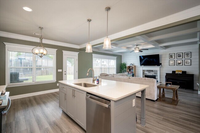 Building Photo - 707 Navan Ln