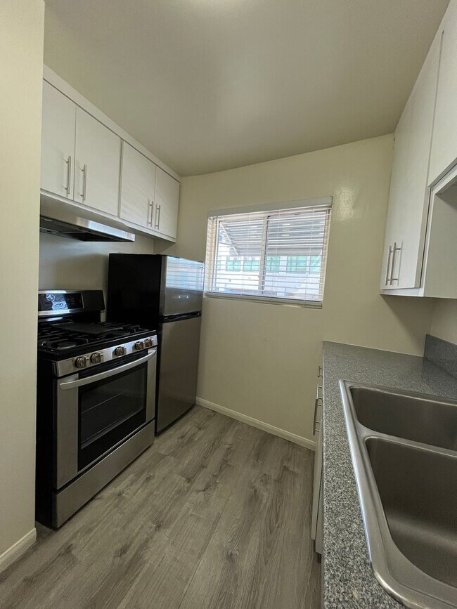 Building Photo - MOORPARK (14938) APT