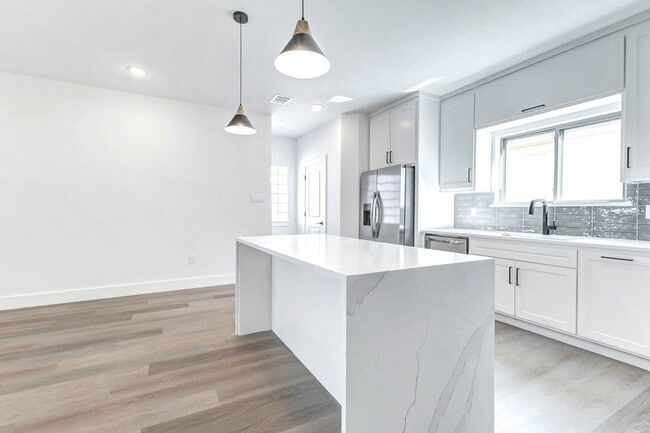 Building Photo - 5634 Dolores St