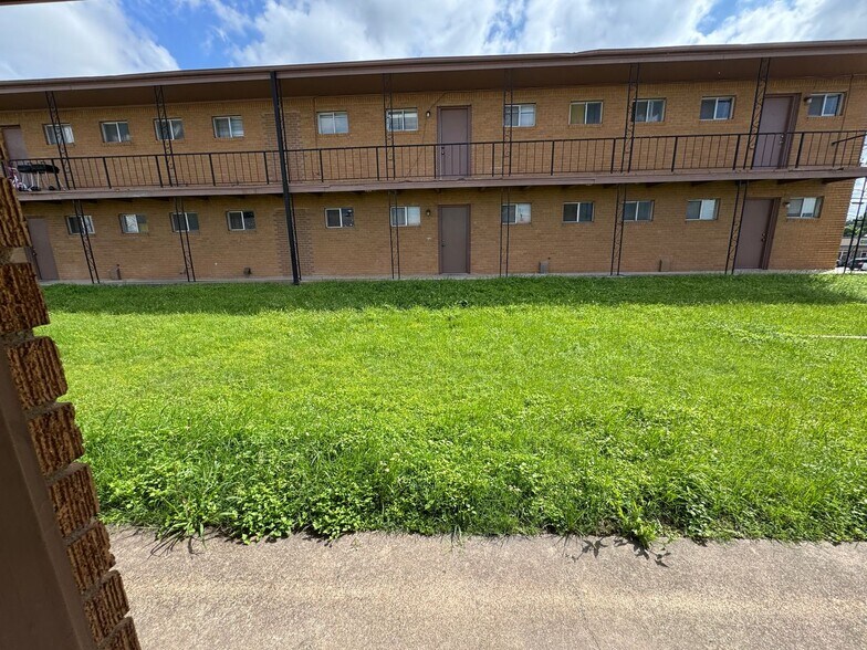 Building Photo - 808 Safady Ave