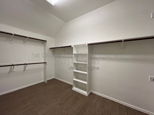 Building Photo - 5312 Scenic Point Dr