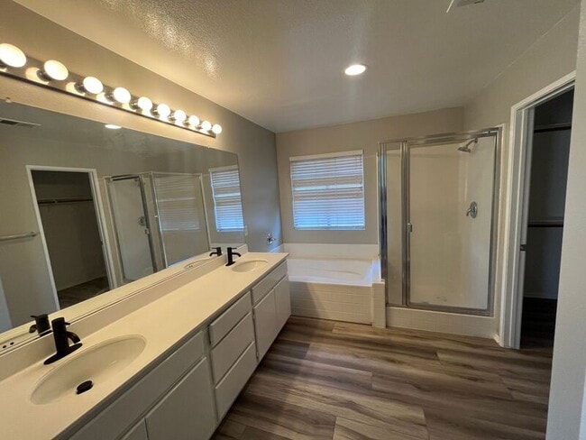 Building Photo - 42114 Acacia Way