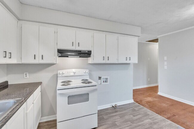 Building Photo - Freshly Updated 2BR / 1BA Single-Level Duplex $1125/mo rent