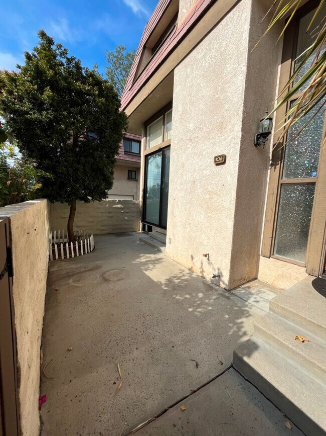 Building Photo - Northridge 3+2.5 in gated community w/pool...