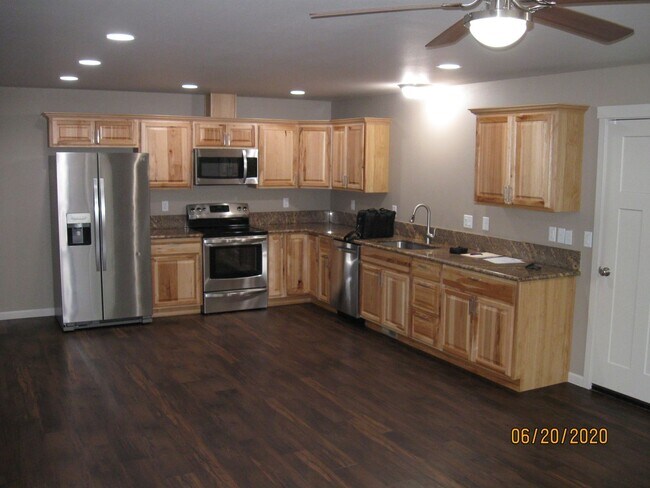 Building Photo - Must See 3 Bedroom with Fenced Yard!