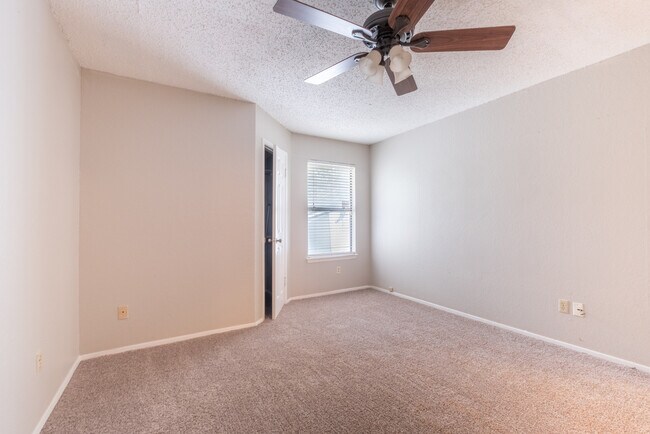 Building Photo - Charming 2-Bedroom, 2-Bath Townhouse in Pflugerville!