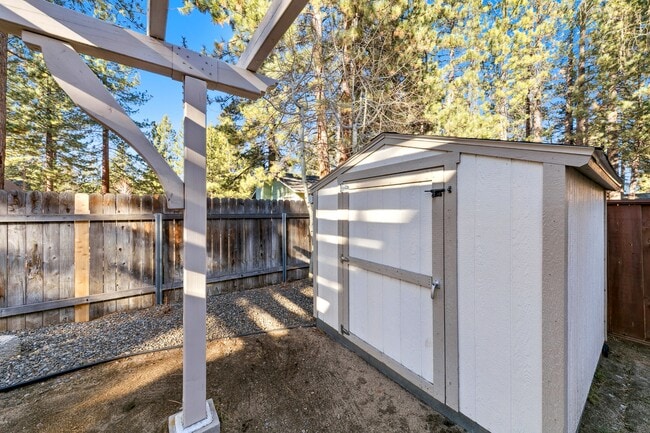 Building Photo - 926 Tanglewood Dr