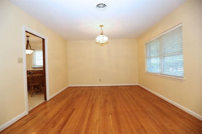 Building Photo - Wonderful mid century one story home, rece...