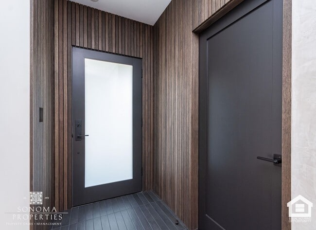 Building Photo - 3 Bedroom Exquisitely Furnished Home