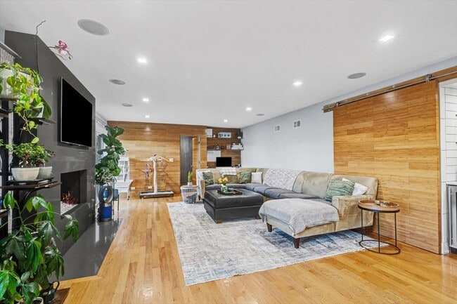 Building Photo - 2076 Valley Lo Ln