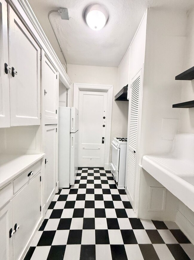 Building Photo - Unique Studio w/ Hardwoods in Small 1920's Complex