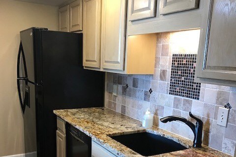Kitchen counter space - 450 W 7th St