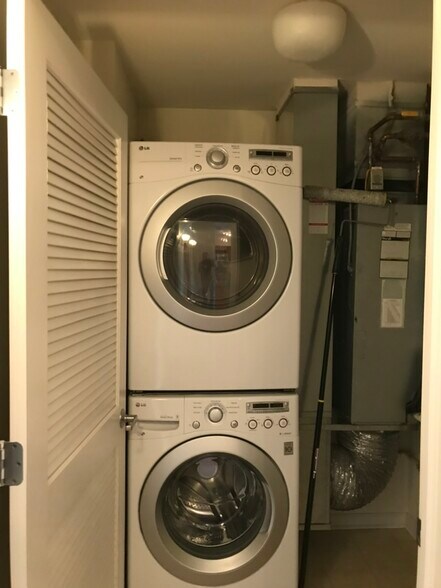 In-unit laundry - 405 S Creekside Dr